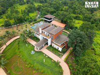 The Grand Crest w Presidential Suite by StayVista - 9BHK with Sports Turf & Sauna - 9