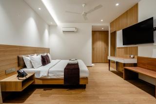 Aristo Grand Hotel with Bathtub by Aura Homes Near Sector 54 Chowk Metro Golf Course Road Gurgaon - 6