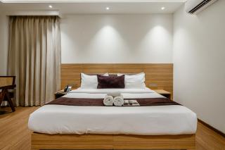 Aristo Grand Hotel with Bathtub by Aura Homes Near Sector 54 Chowk Metro Golf Course Road Gurgaon - 3