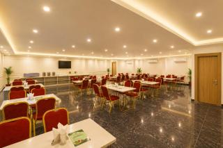 Hotel Decent Premier Suites Near Delhi Aerocity - 8
