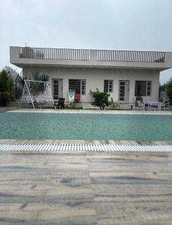 A Poolside Villa Green Castle Farmstay - 8
