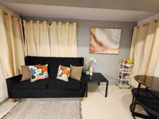 Casa Rosa2 2BR loft in BGC with 55 Smart TV 5 pax - 4