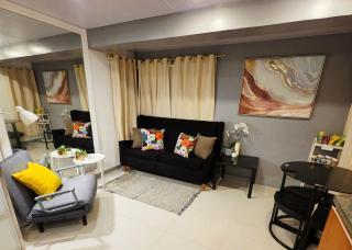 Casa Rosa2 2BR loft in BGC with 55 Smart TV 5 pax - 2