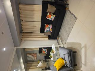 Casa Rosa2 2BR loft in BGC with 55 Smart TV 5 pax - 1