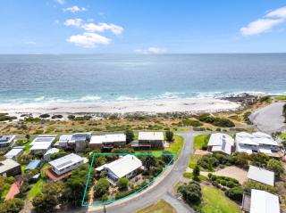 At The Beach - 54 Elizabeth Crescent - 0