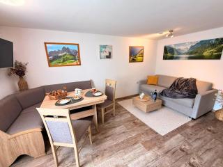 Haus Hindelang - 2 FeWos mit Zugspitzblick, inkl Königscard, gratis Parken & WLAN, Self Check-In, 5 Minuten ins Zentrum - 0