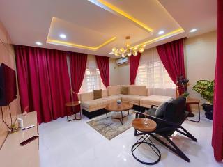 COZY 2BEDROOM Duplex Shorlets Apartment At Alalubosa GRA, Ibadan - 1
