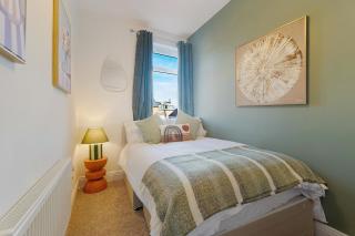 Spacious 4BR House Sleeps 8 by Stay With Us - 6
