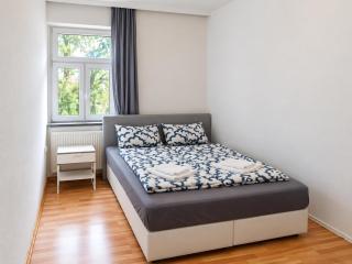 Budget 2BR Apt, 3 Min Enkplatz, 9 Min City Ctr - 4