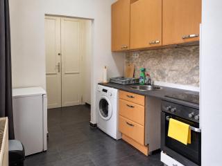 Budget 2BR Apt, 3 Min Enkplatz, 9 Min City Ctr - 1
