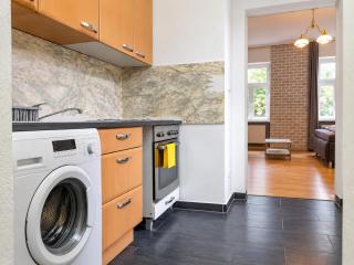 Budget 2BR Apt, 3 Min Enkplatz, 9 Min City Ctr - 7