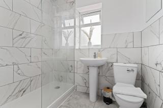 Home Away - Entire 3 Bed Room House Walsall - 9