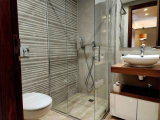 Elegant studio with jacuzzi terrace and swimming pool - 3