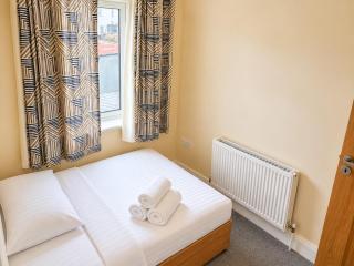 Spacious 3BR House wiz Free Parking WiFi - 7