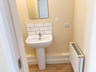 Spacious 3BR House wiz Free Parking WiFi - 3