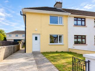 Spacious 3BR House wiz Free Parking WiFi - 2