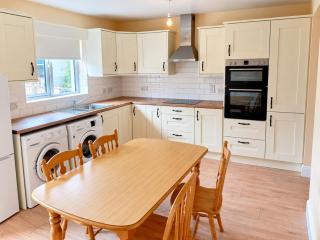 Spacious 3BR House wiz Free Parking WiFi - 1