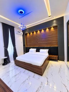 Mustard Seed 4BR Luxe Apartment with Pool - 7