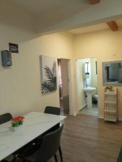 Comfortable Secure Stay, 2 Queen beds, Full kitchen - 6