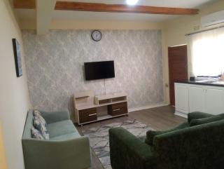 Comfortable Secure Stay, 2 Queen beds, Full kitchen - 5