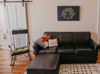 Beautiful Downtown Loft- West Suite - 6