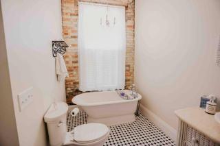 Beautiful Downtown Loft- West Suite - 4