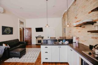 Beautiful Downtown Loft- West Suite - 8