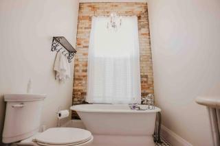 Beautiful Downtown Loft- West Suite - 2