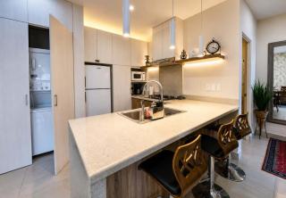 Parkfront Luxury Apt w Terrace BBQ & Gym - 4
