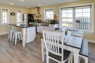Lighthouse Views! Waterfront Lubec Cottage - 4