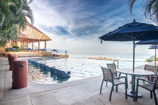 Oceanfront Condo w Infinity Pool & Huge Terrace South Shore - 3