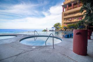 Oceanfront Condo w Infinity Pool & Huge Terrace South Shore - 5