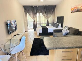 Montserrat Cosy Apartment near Fourways Mall & Monte Casino - Sandton - 0