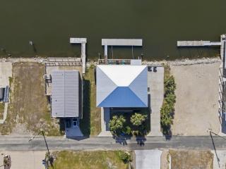 Canal home: 40ft Dock, Hot Tub, Ice, pets ok - 2