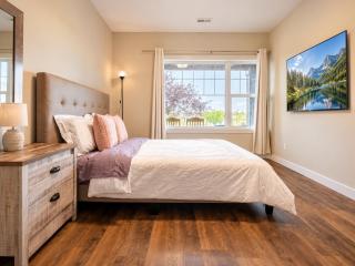 New&Stylish&Cozy Suit near Spruce Meadows Sleeps 6- Backyard-EV - 1