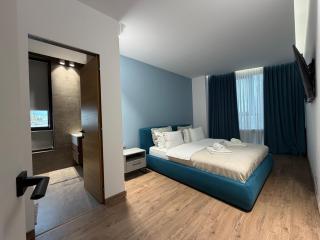 Central Luxury 2-Bedroom Apartment with Private Parking - 2