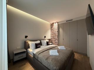 Central Luxury 2-Bedroom Apartment with Private Parking - 7
