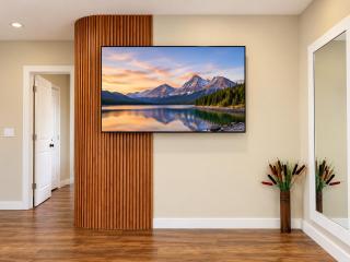New&Stylish&Cozy Suit near Spruce Meadows Sleeps 6- Backyard-EV - 2
