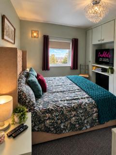 By Lushlets - Riverside House - 2