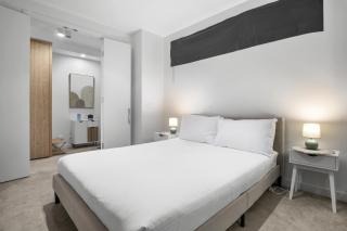 Poolside 2-Bed Apartment in South Yarra - 1