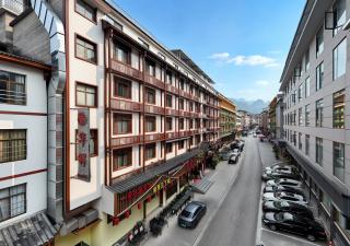 HuaHarmony Wulingyuan City Inn Near Zhangjiajie National Forest Park East Gate And Baofeng Lake With Tidy Rooms Chinese Style Solid Wood Design Standardized Management Shopping Access And Value Stays - 0