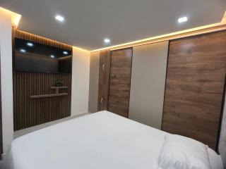Modern Family Apartment - 8