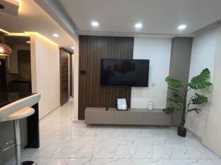 Modern Family Apartment - 4