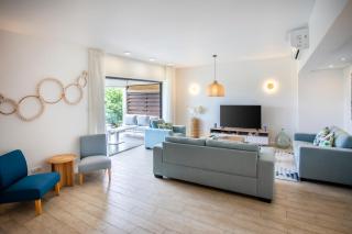 Beautiful 3 Bedroom Apartment, Garden and Pool - 4