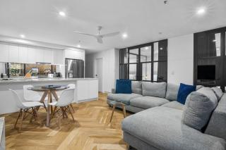 Luxe 2 Bed Apt Seconds to Beach & Minutes to City - 8