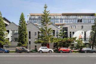 Luxe 2 Bed Apt Seconds to Beach & Minutes to City - 2