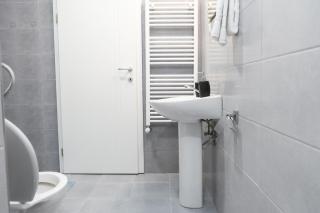 Spacious Apartment with Free Parking - 8