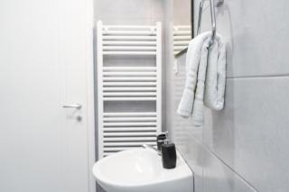 Spacious Apartment with Free Parking - 6