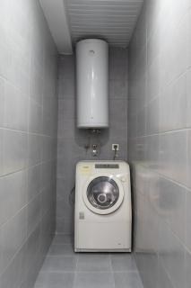 Spacious Apartment with Free Parking - 5