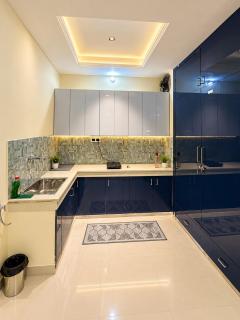 Suzu Studio 1 Stylish Stay Near DIT Mussoorie Rd - 5